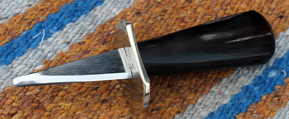 Ein edles Austernmesser mit einer Klinge Carbon Nickelstahl, angelassen auf 60 Rockwell. Handschutz aus Neusilber, Griff aus Büffelhorn ---Nr. H 001---