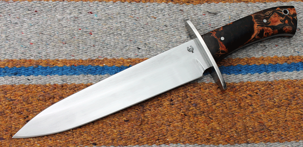 großes Bowie Messer mit einer Klinge aus bestem Carbon Klingenstahl angelassen auf 61 Rockwell. Die Klinge ist 235 mm lang, 45 mm breit und 5,4 mm stark. Parierelement aus Edelstahl, durchgehende Blattangel mit wunderschönen Griffschalen aus stabilisiertem Ahorn Maserholz. ---Nr. K 041---