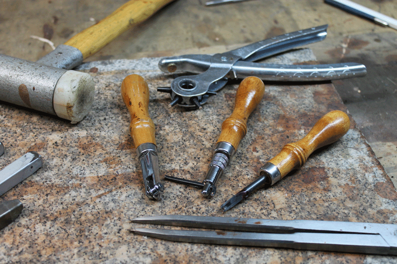 Hier die ersten wichtigen Werkzeuge für die Lederbearbeitung, Anreiszirkel, Kantenschneider, Naht-furcheneisen, Lochzange, Nahtanzeichnerrad, Punchhammer.
